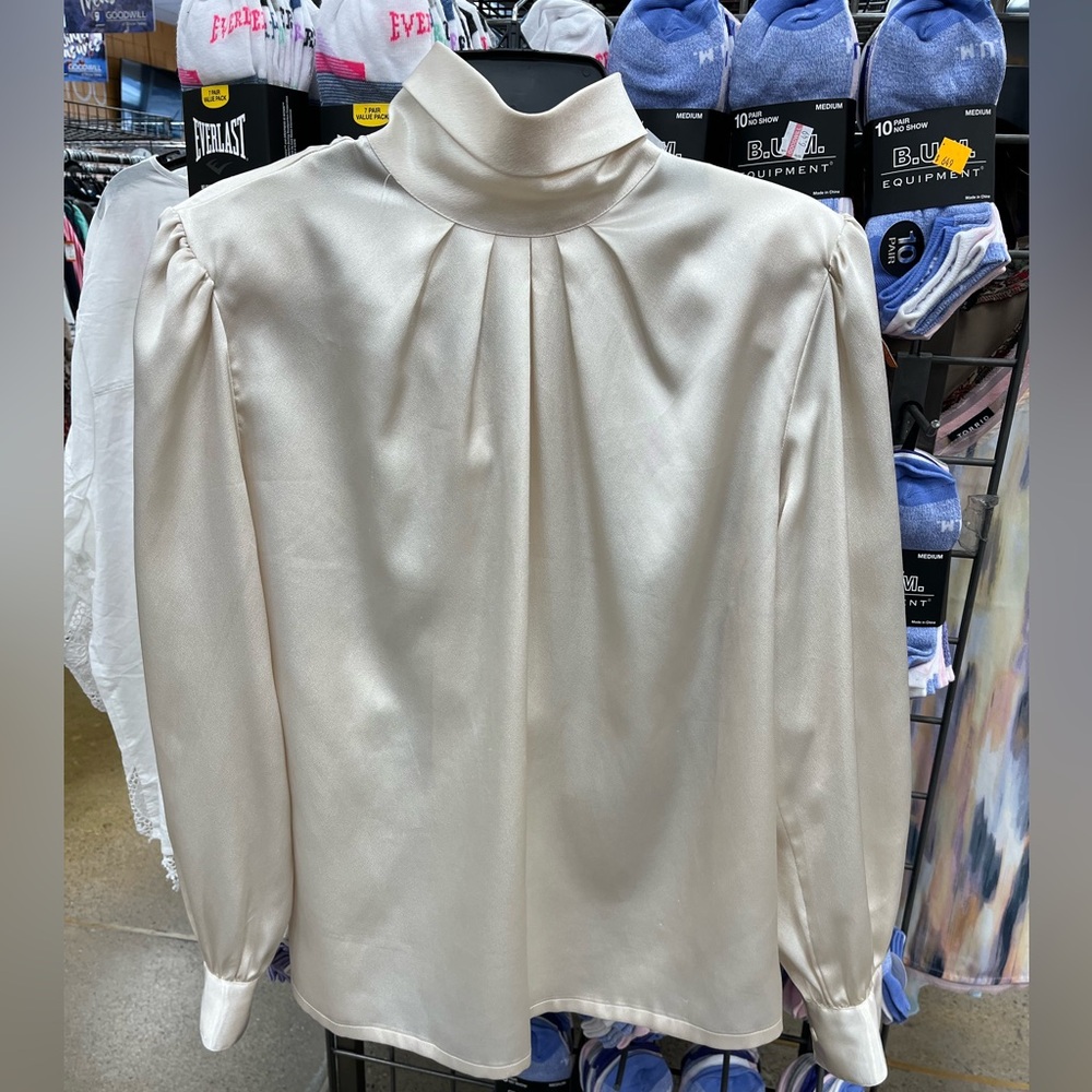 Vintage Laura Scott blouse. No flaws, no tag but I’m thinking Medium.